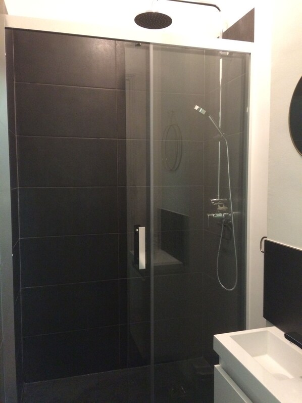 Dusche, Handtücher, Seife, Shampoo