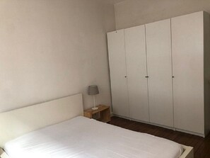 1 bedroom, bed sheets