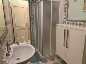 Douche, sèche-cheveux, bidet, serviettes fournies