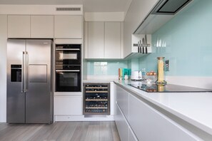 Mikrowelle, Geschirrspüler, Wasserkocher mit Kaffee-/Teezubehör, Toaster