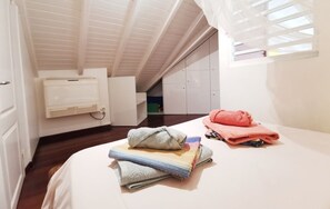 5 slaapkamers, een bureau, een strijkplank/strijkijzer, gratis wifi