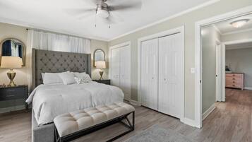 3 habitaciones, escritorio y tabla de planchar con plancha