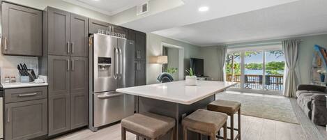 Réfrigérateur, four à micro-ondes, un four, surface de cuisson