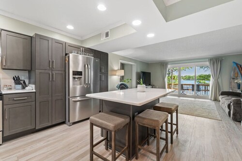 Riverside Living with Easy Access to Downtown