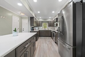 Refrigerador, microondas, horno y parrilla de estufa 