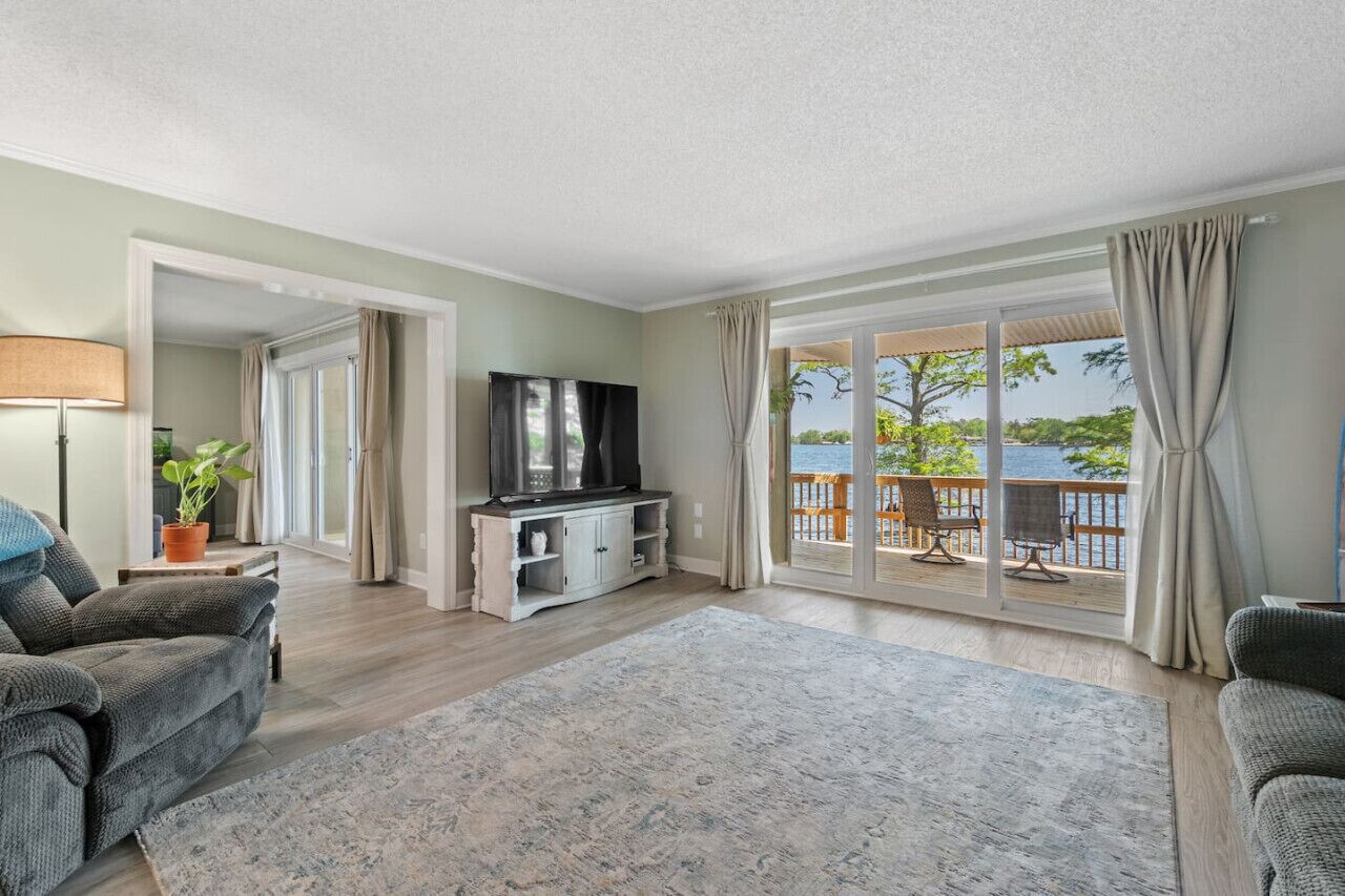 TV connectée, jeux vidéo, livres, espaces bureaux