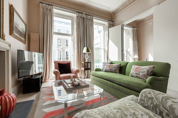 Televisión, chimenea y oficina 