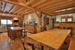 Dining - Chalet, wifi, 300m from ski slopes, terrace, fireplace or stove, parking, tv, ski locker, 160m² (Les Gets)
