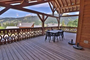 Outdoor dining - Chalet, wifi, 300m from ski slopes, terrace, fireplace or stove, parking, tv, ski locker, 160m² (Les Gets)
