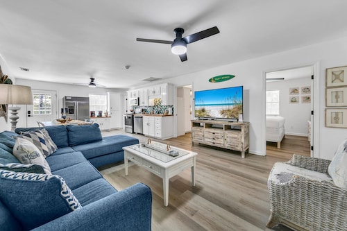 Private Pool! Hot Tub! Golf Cart! Bikes! Walk to Beach! Paddle Boards!