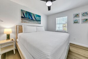 4 bedrooms, desk, iron/ironing board, free WiFi - Private Pool! Hot Tub! Golf Cart! Bikes! Walk to Beach! Paddle Boards! (Panama City Beach)