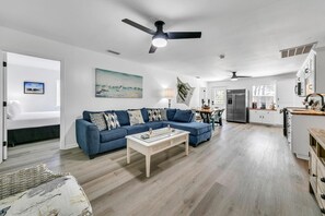 Interior - Private Pool! Hot Tub! Golf Cart! Bikes! Walk to Beach! Paddle Boards! (Panama City Beach)