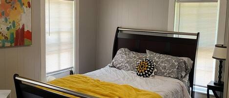 1 sovrum, skrivbord, strykjärn/strykbräda och wi-fi