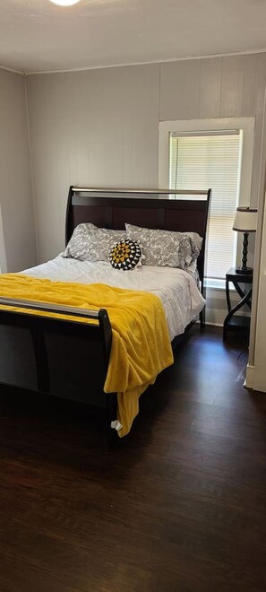 1 sovrum, skrivbord, strykjärn/strykbräda och wi-fi