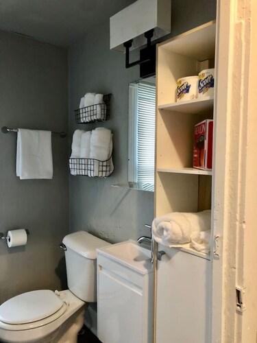 Lovely 2 bedroom rental unit in Historic District!