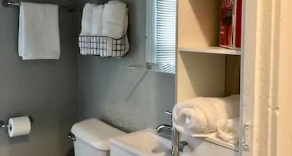 Lovely 2 bedroom rental unit in Historic District!