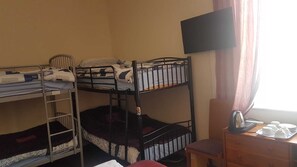 1 habitación y tabla de planchar con plancha 