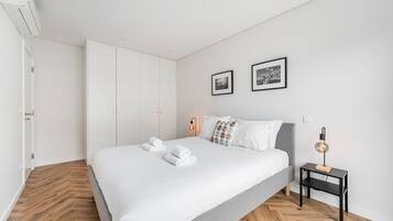 2 slaapkamers, een bureau, een strijkplank/strijkijzer, internet