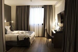 Ropa de cama de alta calidad, minibar y cortinas blackout 