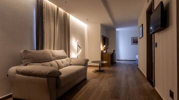 Suite | Ropa de cama de alta calidad, minibar y cortinas blackout
