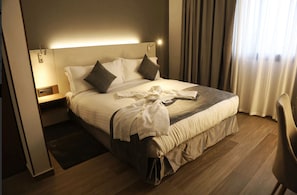 Suite | Ropa de cama de alta calidad, minibar, cortinas opacas