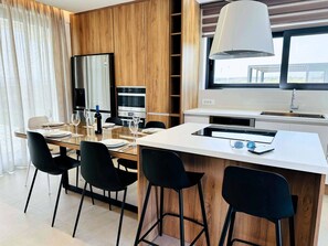 Villa, plusieurs chambres, piscine privée, vue jardin | Restauration
