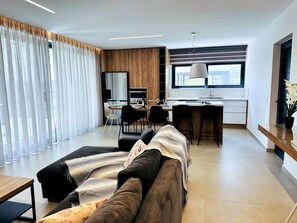 Villa, flere soverom, privat basseng, hageutsikt | Spiseområde