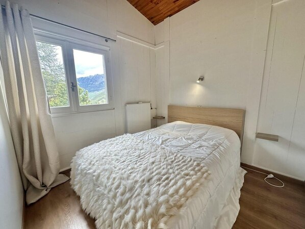 3 bedrooms, bed sheets