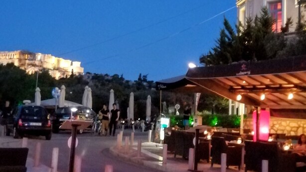Outdoor dining - Sunny apartment in Acropolis (Athina)