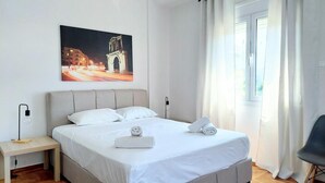 2 bedrooms, iron/ironing board, travel crib, WiFi (free) - Sunny apartment in Acropolis (Athina)