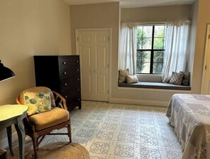 2 habitaciones, tabla de planchar con plancha, wifi y ropa de cama 