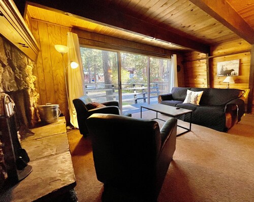 Heart & Snow Mountain Cabin. Pet Friendly!