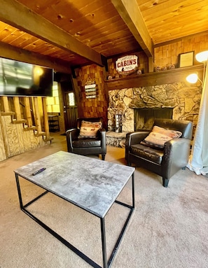 Smart-TV, Kamin, Bücher