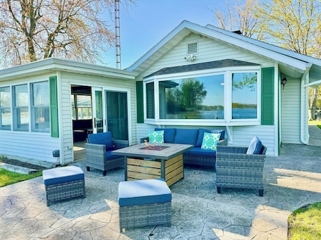 Outdoor dining. Lake House Cottage w/ Breathtaking Views!