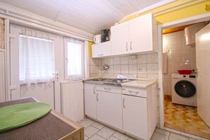 Fridge, stovetop - Holiday apartment with air conditioning (Fažana)