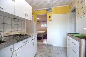 Fridge, stovetop - Holiday apartment with air conditioning (Fažana)