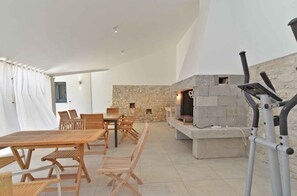 Outdoor dining - Holiday home with air conditioning (Medulin)