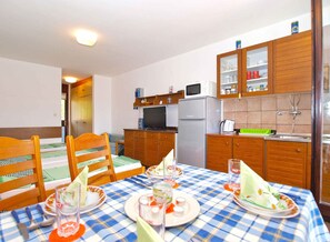 Réfrigérateur, micro-ondes, plaque de cuisson