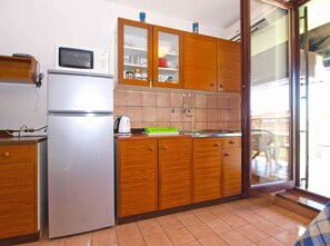 Réfrigérateur, micro-ondes, plaque de cuisson