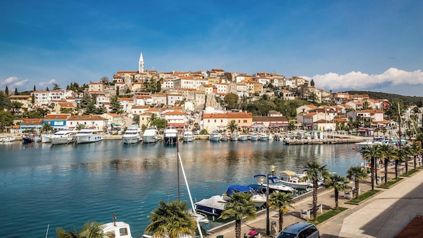 A coastal town with a marina, historic buildings, and a prominent tower. - Studio with air conditioning (Poreč)