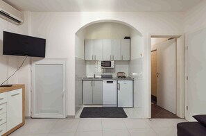 Fridge, oven, stovetop, cookware/dishes/utensils