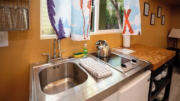 Réfrigérateur, plaque de cuisson, bouilloire électrique