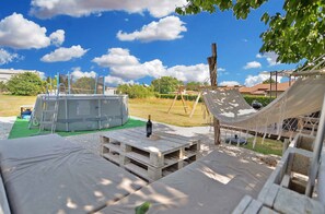 Outdoor dining - Holiday apartment with air conditioning and pool (Kaštelir)