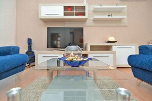 TV - Holiday apartment with air conditioning and pool (Kaštelir)