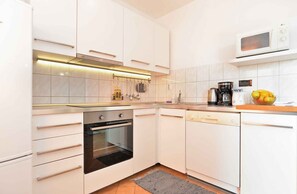 Fridge, microwave, oven, stovetop - Holiday apartment with air conditioning and pool (Kaštelir)