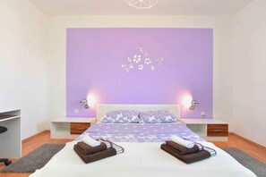 3 chambres, fer et planche à repasser, lit de bébé portatif