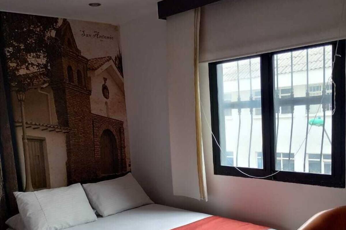 Habitación individual Deluxe, vistas a la ciudad | Tabla de planchar con plancha y wifi gratis