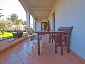Outdoor dining - Holiday apartment with terrace (Štinjan)