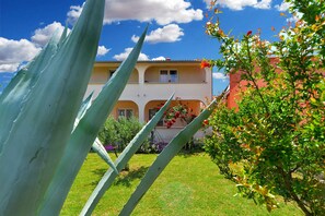 A building with a balcony and a garden in front. - Holiday apartment with balcony (Galižana)