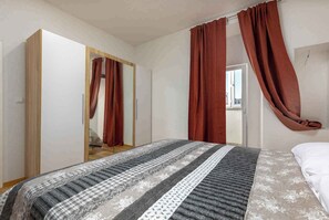 2 عدّة غرف نوم ومكواة/لوح كي